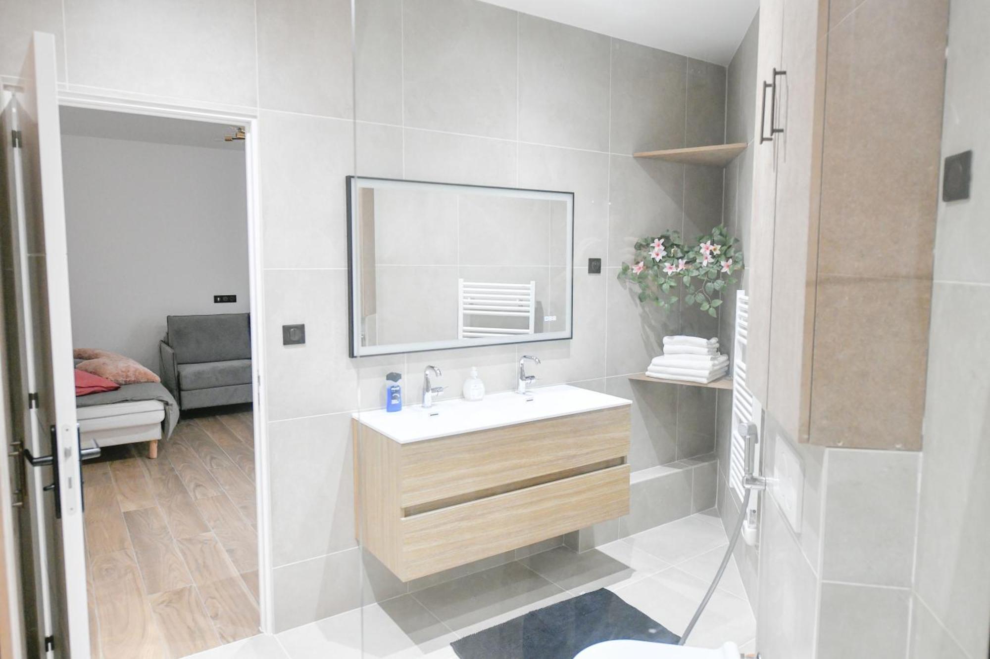 Parking Gratuit - Montmartre Charme & Patio Prive - Sacre-coeur Metro Anvers Appartement *